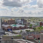 Stunning Penthouse! - Sleeps 8 * Leeds (West Yorkshire)