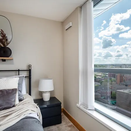 Stunning Penthouse! - Sleeps 8 * Leeds (West Yorkshire)
