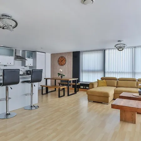 Stunning Penthouse! - Sleeps 8 *